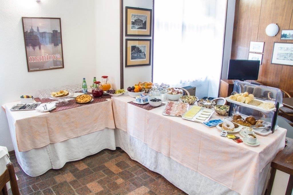 Hotel Mantegna Мантуя Экстерьер фото